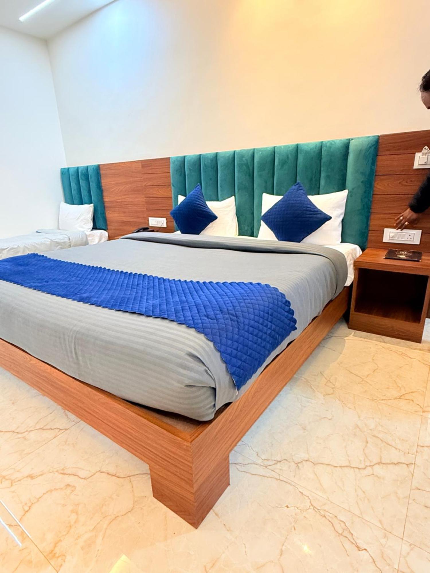 Hotel Tulip Light Mathura Dış mekan fotoğraf